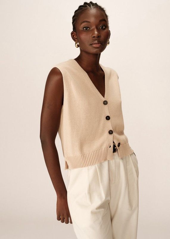 Mouwloos, gebreid vest met knopen PANCAKE GRACE & MILA. Katoen materiaal. Maten L. Beige kleur