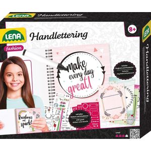 Lena 42334 Handstarterset met geïllustreerde ringband, 4 lettersjablonen, 4 pennen, 4 stickervellen en 4 ansichtkaarten, handschriftset, creatieve set voor