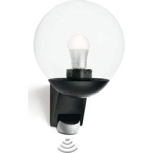 <p>De Steinel L585 sensorbuitenlamp is een ideale keuze voor het verlichten van gevels en entrees. Met een registratiehoek van 180°, die aanpasbaar is door de verticaal draaibare sensor (70°), zorgt deze lamp voor een optimale detectie. Door het gebruik van afdekplaatjes kan de detectiehoek naar wens worden verkleind.</p>
<p>De sensor heeft een bereik tot 12 meter en het tijd- en inschakelniveau kan traploos worden ingesteld met behulp van de schakelaar. Met afmetingen van 307 x 215 x 228 mm (H x B x D) past deze lamp perfect in elke buitenomgeving.</p>
<ul>
  <li><strong>Specificaties:</strong></li>
  <li>Afmetingen: 307 x 215 x 228 mm (H x B x D)</li>
  <li>Stroomtoevoer: 230 - 240 V, 50 Hz</li>
  <li>Sensortype: passief infrarood</li>
  <li>Vermogen: max. 60 W / E27</li>
  <li>Registratiehoek: 180° met onderkruipbescherming</li>
  <li>Verkleining van de registratiehoek per segment mogelijk: ja</li>
  <li>Zwenkbereik: verticaal 70 °</li>
  <li>Reikwijdte: max. 12 m</li>
  <li>Inschakellichtsterkte: 2-2000 lx</li>
  <li>Tijdinstelling: 8 sec. - 35 min.</li>
  <li>Bescherming (IP): IP44</li>
  <li>Beschermingsklasse: II</li>
  <li>Materiaal: UV-bestendig kunststof</li>
  <li>Kleur: zwart</li>
  <li>Met lampjes: nee</li>
  <li>Geschikt voor gloei-, spaar- en led-lampen: ja</li>
</ul>