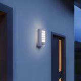 <p>Deze lamp is ontworpen met een aantrekkelijk design en is perfect geschikt voor ingangen en gevels van gebouwen. Met een detectiebereik van 180°, instelbare tijds- en schemeringsdrempel, en een 90° kantelbare sensor, kunt u de detectiezone nauwkeurig instellen. De lamp is voorzien van een aluminium afdekplaat voor extra duurzaamheid.</p>
<p>Specificaties:</p>
<ul>
  <li>Afmetingen: 279 x 155 x 120 (H x B x D)</li>
  <li>Voedingsaansluiting: 230 - 240 V / 50 Hz</li>
  <li>Sensortype: passief infrarood (PIR)</li>
  <li>Uitvoer: 60 W max. / E27</li>
  <li>Detectiehoek: 180°</li>
  <li>Bereik: max. 10 m</li>
  <li>Lichtsterkte: 2 - 2.000 lx</li>
  <li>Tijdsinstelling: 8 sec. - 35 min.</li>
  <li>IP-beschermingsklasse: IP44</li>
  <li>Beschermingsklasse: II</li>
  <li>Materiaal: aluminium, UV-bestendig kunststof</li>
  <li>Met peertje: nee</li>
  <li>Geschikt voor gloeilampen, low-energy lampen en LED's: Ja</li>
</ul>
<p>Deze lamp is een uitstekende keuze voor iedereen die op zoek is naar een betrouwbare en functionele buitenverlichting. Met zijn veelzijdige specificaties en duurzame materialen, zal deze lamp zorgen voor een veilige en goed verlichte omgeving rondom uw gebouw.</p>