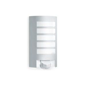 <p>Deze lamp is ontworpen met een aantrekkelijk design en is perfect geschikt voor ingangen en gevels van gebouwen. Met een detectiebereik van 180°, instelbare tijds- en schemeringsdrempel, en een 90° kantelbare sensor, kunt u de detectiezone nauwkeurig instellen. De lamp is voorzien van een aluminium afdekplaat voor extra duurzaamheid.</p>
<p>Specificaties:</p>
<ul>
  <li>Afmetingen: 279 x 155 x 120 (H x B x D)</li>
  <li>Voedingsaansluiting: 230 - 240 V / 50 Hz</li>
  <li>Sensortype: passief infrarood (PIR)</li>
  <li>Uitvoer: 60 W max. / E27</li>
  <li>Detectiehoek: 180°</li>
  <li>Bereik: max. 10 m</li>
  <li>Lichtsterkte: 2 - 2.000 lx</li>
  <li>Tijdsinstelling: 8 sec. - 35 min.</li>
  <li>IP-beschermingsklasse: IP44</li>
  <li>Beschermingsklasse: II</li>
  <li>Materiaal: aluminium, UV-bestendig kunststof</li>
  <li>Met peertje: nee</li>
  <li>Geschikt voor gloeilampen, low-energy lampen en LED's: Ja</li>
</ul>
<p>Deze lamp is een uitstekende keuze voor iedereen die op zoek is naar een betrouwbare en functionele buitenverlichting. Met zijn veelzijdige specificaties en duurzame materialen, zal deze lamp zorgen voor een veilige en goed verlichte omgeving rondom uw gebouw.</p>