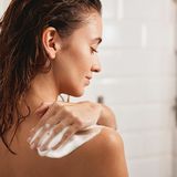 Kneipp Silky Secret - Douche foam - Douche schuim - Zijdeboombloesem - Zeepvrij - Huidneutraal - 1 st - 200 ml