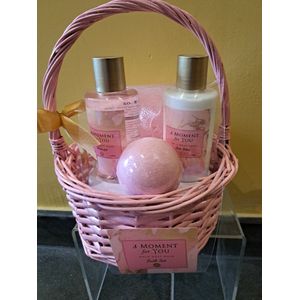 geschenk mand rozen - douche gel - body lotion - bruisbal - leuk geschenk -bad set - verjaardag - moeder dag - vrouwen