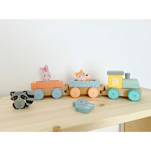 Houten trein in pastel kleuren