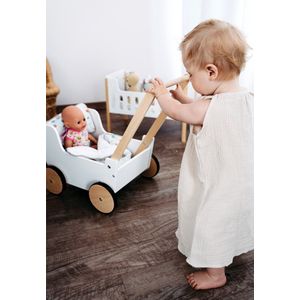 Small Foot - Little Button - Poppenwagen - Bruin - Hout - Omkeerbaar Beddengoed