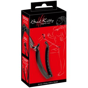 Bad Kitty Pussy Clamp met Aanlijnriem - Schaamlippenklem met Lange Kettingriem - Schaamlippenklem met Lange Kettingriem - Klem met Veren en Clipsluiting