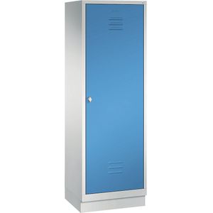 C+P Garderobekast CLASSIC, deur over 2 afdelingen, met sokkel, 2 afdelingen, afdelingsbreedte 300 mm, lichtgrijs/lichtblauw