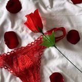 Roos met rode G-string - Valentijnscadeau voor haar - Één maat string - G-string - Relatie geschenken