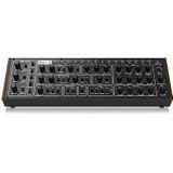 Behringer PRO-1 Analoge synthesizer met dual VCO's, 3 gelijktijdige golfvormen, 4-polige VCF, uitgebreide modulatiematrix, 16-stemmige poly-keten en Eurorack-formaat