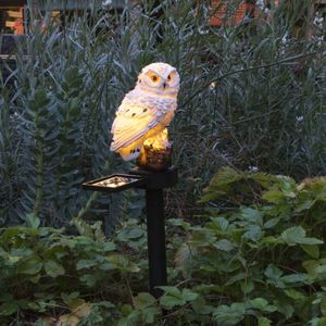 <p>De LED-solarlamp in uilenvorm van HI biedt prachtige verlichting en is ideaal voor zowel het decoreren als verlichten van je pad, tuin en terras. Deze tuinlamp wordt geleverd met een duurzaam zonnepaneel, zodat zonlicht omgezet wordt in elektriciteit en de batterij opgeladen wordt.</p>
<p>Omdat de verlichting geen elektriciteit nodig heeft, kan je deze lamp plaatsen waar je wilt. De bediening is eenvoudig met de aan/uit schakelaar. Een oplaadbare batterij is bij de levering inbegrepen.</p>
<ul>
  <li>Kleur: wit</li>
  <li>Materiaal: polyresin en kunststof</li>
  <li>Afmetingen: 15 x 45 cm (ø x H)</li>
  <li>Pinhoogte: 15 cm</li>
  <li>Met aan-/uitschakelaar</li>
  <li>Polykristallijn silicium zonnepaneel</li>
  <li>Vereiste batterij: 1 x Micro AAA HR03 1,2 V oplaadbare batterij (inbegrepen)</li>
</ul>