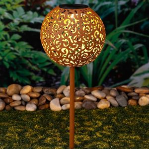 <p>De 18 cm grote solarbol van HI is een prachtige buitenlamp voor zowel het decoreren als verlichten van je pad, terras en tuin. Deze tuinlamp in roestbruine stijl wordt geleverd met een duurzaam en polykristal zonnepaneel, dat zonlicht omzet in elektriciteit en de batterij oplaadt.</p>
<p>Omdat de verlichting geen elektriciteit nodig heeft, kan je deze lantaarnpaal plaatsen waar je maar wilt. Bovendien kun je hem met de geïntegreerde grondpin stevig in de grond plaatsen. De bediening is eenvoudig met de aan/uit schakelaar. Een oplaadbare batterij is bij de levering inbegrepen.</p>
<ul>
  <li>Kleur: roestbruin</li>
  <li>Materiaal: metaal</li>
  <li>Afmetingen: 18 x 52,5 cm (ø x H)</li>
  <li>1 warmwitte LED</li>
  <li>Met polykristallen zonnepaneel</li>
  <li>Vereiste batterij: 1 x AA HR6 1,2 V oplaadbare batterij (inbegrepen)</li>
</ul>