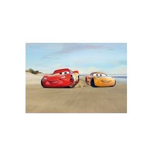 Komar Disney fotobehang | Cars Beach Race | Afmetingen: 368 x 254 cm (breedte x hoogte) | behang, kinderen, muur, kinderkamer, jongenskamer, kleurrijk