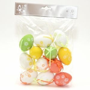Groep Het Hangen Van Paaseieren Op Een Witte Achtergrond Stock Foto