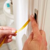 1x Tesa zelfklevende tochtstrip wit 10 mtr x 15 mm - Huis isolatie - Tochtstroken voor raam/deur- Geluiddempende stroken