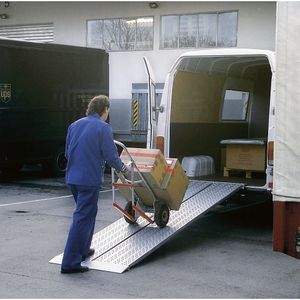 Aluminium laadrail, loopvlak geperforeerd, draagvermogen 870 kg, railbreedte 600 mm