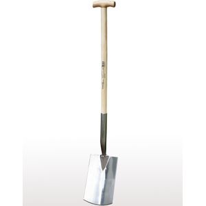 Spade met houten steel