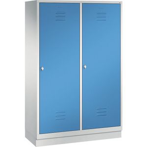 C+P Garderobekast CLASSIC, deur over 2 afdelingen, met sokkel, 4 afdelingen, afdelingsbreedte 300 mm, lichtgrijs/lichtblauw