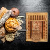 Relaxdays broodsnijder bamboe - hulpmiddel brood snijden - broodplank - kruimelvanger