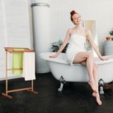 Relaxdays handdoekenrek badkamer - 4 stangen - hout - vrijstaand - theedoekhouder