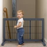 Relaxdays veiligheidshekje zonder boren, uitschuifbaar, trap & deur, HxB: 56 x 70-115 cm, kinderen & honden, grijs