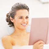 Relaxdays badkussen - met zuignappen - antislip - nekkussen - hoofdsteun - voor in bad - wit