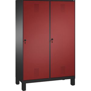 C+P EVOLO garderobekast, deur over 2 afdelingen, met poten, 4 afdelingen, 2 deuren, afdelingbreedte 300 mm, zwartgrijs/robijnrood