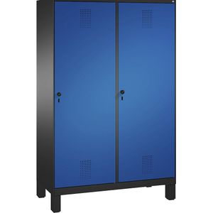 C+P EVOLO garderobekast, deur over 2 afdelingen, met poten, 4 afdelingen, 2 deuren, afdelingbreedte 300 mm, zwartgrijs/gentiaanblauw