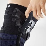 Bauerfeind GenuTrain OA Kniebrace met Scharnieren en instelbare banden