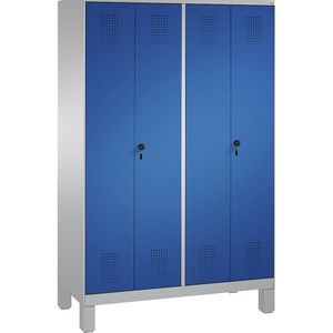 C+P EVOLO garderobekast, met naar elkaar toe slaande deuren, 4 afdelingen, afdelingbreedte 300 mm, met poten, blank aluminiumkleurig / gentiaanblauw