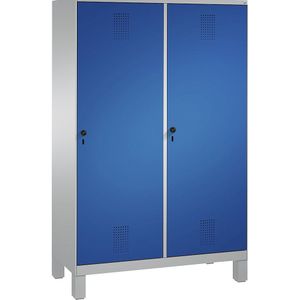 C+P EVOLO garderobekast, deur over 2 afdelingen, met poten, 4 afdelingen, 2 deuren, afdelingbreedte 300 mm, blank aluminiumkleurig / gentiaanblauw