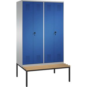 C+P EVOLO garderobekast, met naar elkaar toe slaande deuren en zitbank, 4 afdelingen, afdelingbreedte 300 mm, blank aluminiumkleurig / gentiaanblauw