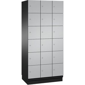 C+P Zesvoudige locker Cambio, 3 compartimenten, zwartgrijs / blank aluminiumkleurig, plaatstalen deur, b = 900 mm, 18 vakken