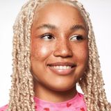 Essence - SKIN Tint 70 - Foundation - 30 ml - Lichte tot Medium Dekking - Met SPF 30