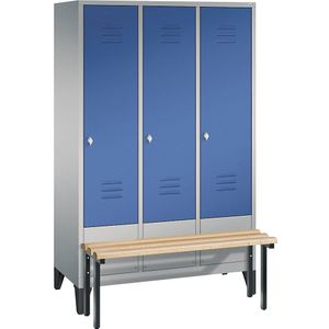 C+P Garderobekast CLASSIC met aangebouwde zitbank, 3 afdelingen, afdelingsbreedte 400 mm, blank aluminiumkleurig / gentiaanblauw