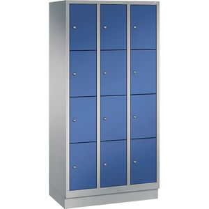 C+P Vakkenkast CLASSIC met sokkel, 3 afdelingen, elk 4 vakken, afdelingsbreedte 300 mm, blank aluminiumkleurig / gentiaanblauw