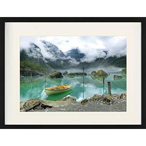 1art1 Meren Poster Boat On A Misty Mountain Lake In Norway Ingelijste Foto Met Passepartout | Muur Foto's | In Een Fotolijstje 80x60 cm