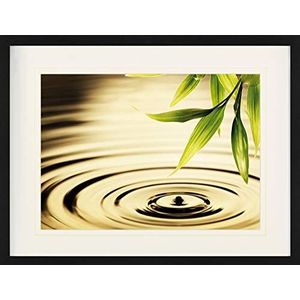 1art1 Water Poster Water Circles, Dew Drop Falling From Bamboo Leaves Ingelijste Foto Met Passepartout | Muur Foto's | In Een Fotolijstje 80x60 cm