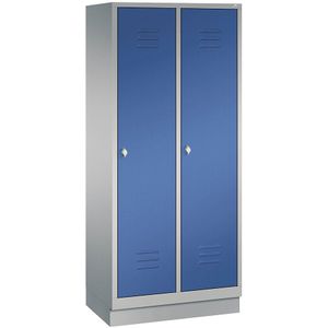 C+P Garderobekast CLASSIC met sokkel, 2 afdelingen, afdelingsbreedte 400 mm, blank aluminiumkleurig / gentiaanblauw