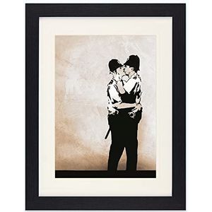 1art1 Banksy Poster Kissing Coppers, Policemen Kiss Ingelijste Foto Met Passepartout | Muur Foto's | In Een Fotolijstje 40x30 cm