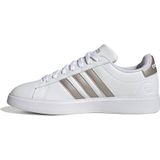 Adidas grand court cloudfoam lifestyle court comfort in de kleur wit.