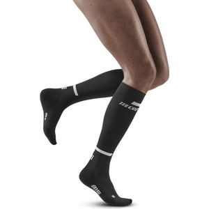 CEP the run socks woman II zwart tot onder de knie met voet per paar