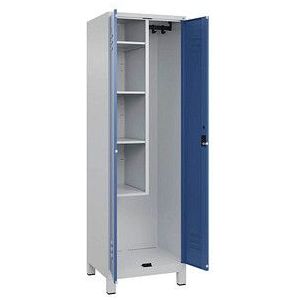C+P Reinigingsmiddelkast Classic PLUS, 1 compartiment, scheidingswand in het midden, ingekort, lichtgrijs / verblauw, b = 600 mm, met voeten, cilinderslot
