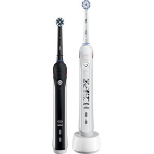 Oral-B Elektrische Tandenborstel Pro Family Pack - 1x Oral B Pro 2 2000 Black + 1x Oral B Junior Star Wars