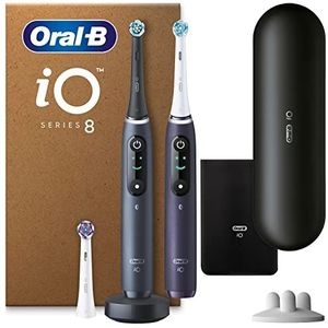 Oral-B iO 8 Set van 2 elektrische tandenborstels, zwart en paars, 4 borstels, 1 reisetui ontworpen door Braun