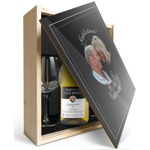 Wijnpakket met glas - Maison de la Surprise Chardonnay (Bedrukte deksel)