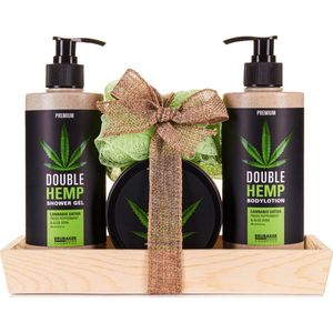 BRUBAKER Cosmetics Hennepzaadolie Douche en Onderhoudsset Verse Munt & Aloë Vera met Houten dienblad