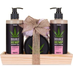 BRUBAKER Cosmetics Hennepzaadolie Douche en Onderhoudsset Verse Aardbeien & Kokos met Houten dienblad