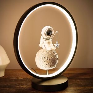 BRUBAKER Astronaut op de maan met Hengel - 32 cm tafellamp met LED-ring - ruimte bedlampje met indirecte verlichting en USB-C stekker - handbeschilderde moderne ruimtevaart decoratieve lamp - Maanlamp