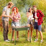 Outsunny Campinggrill Holzkohlegrill mit Grillrost, Rostfreier Stahl & verzinktem Metall, Seitenkörbe, dunkelgrün für Outdoor BBQ  Aosom.de