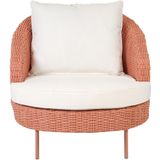 Tuin fauteuil met voetenbank roze kleur witte kussens PE rotan boho ontwerp buiten tuin tuinstoel